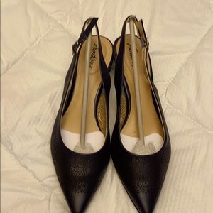 Trotters navy women’s dress shoes